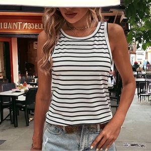 NWOT. Stipe tank with lrg keyhole back twist